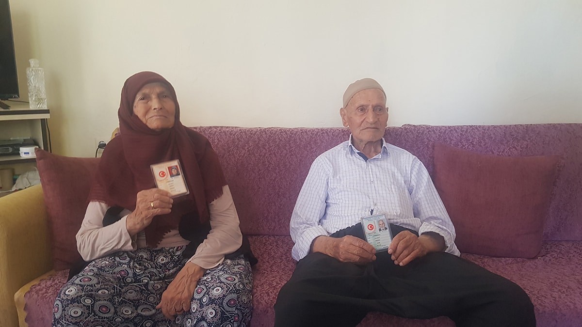 100 yaşındaki çift uzun yaşamanın sırrını açıkladı: Bu 3 şeyi sofradan eksik etmiyorlar