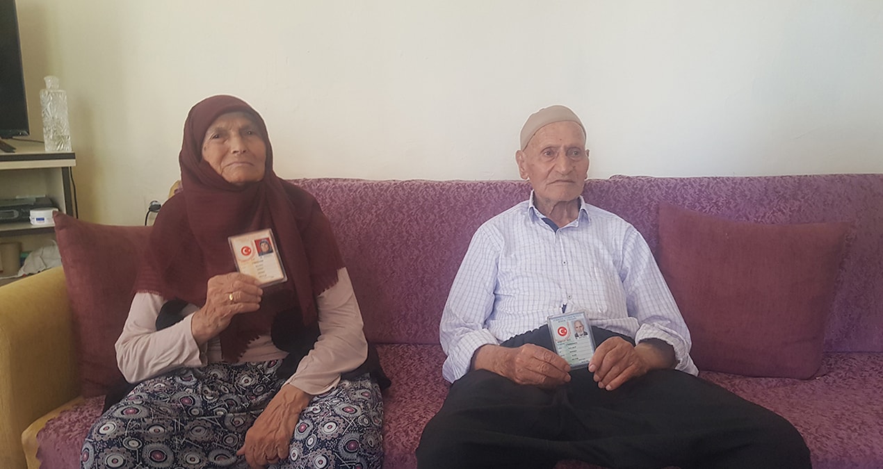100 yaşındaki çift uzun yaşamanın sırrını açıkladı: Bu 3 şeyi sofradan eksik etmiyorlar