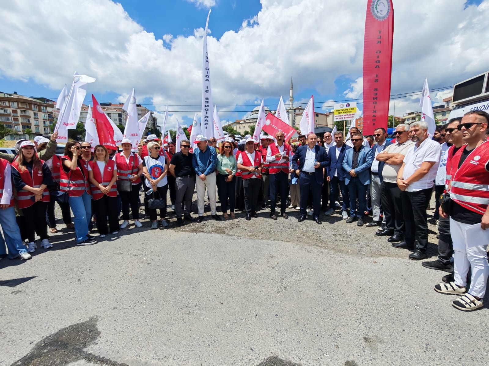 Kayyum 13 işçiyi daha işten çıkarttı