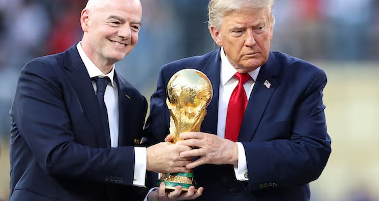 Infantino kırmızı kartı iptal etmenin ödülünü alıyor