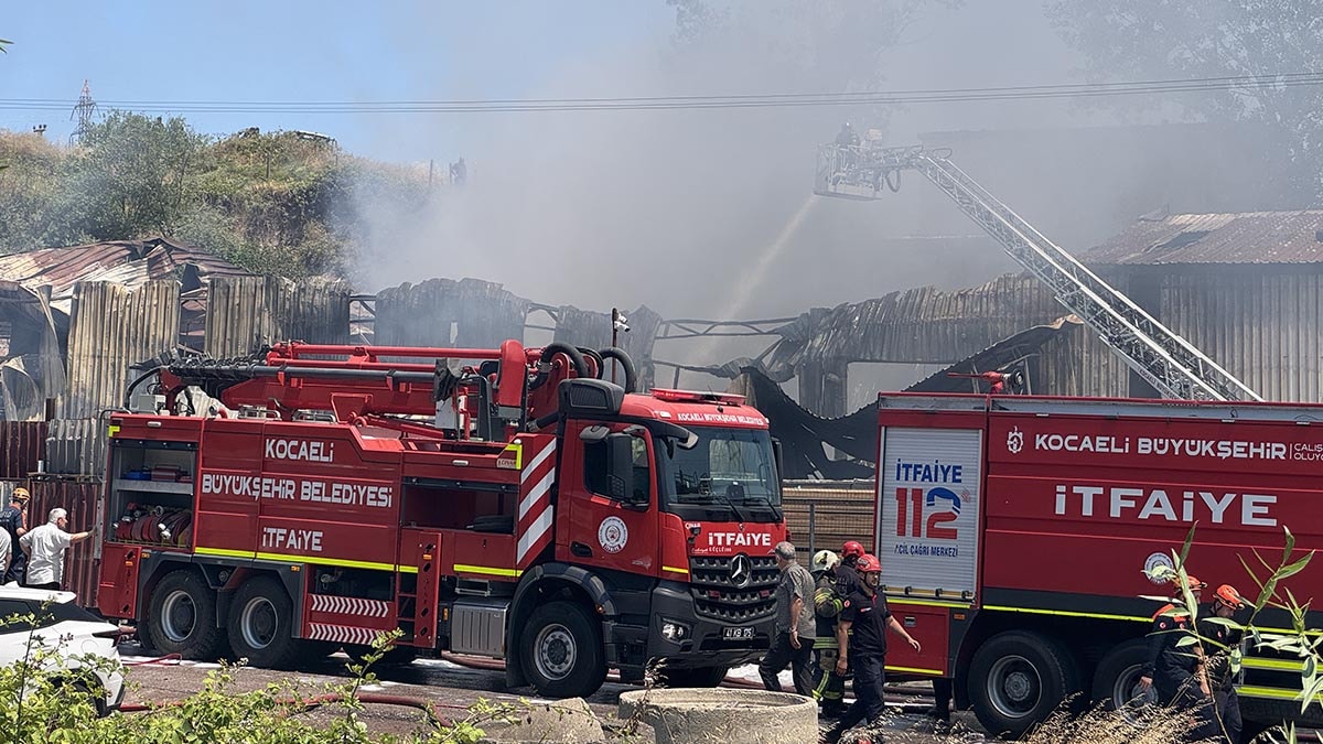 Kocaeli'de fabrikada yangın: 1 kişi öldü, 2 kişi yaralandı