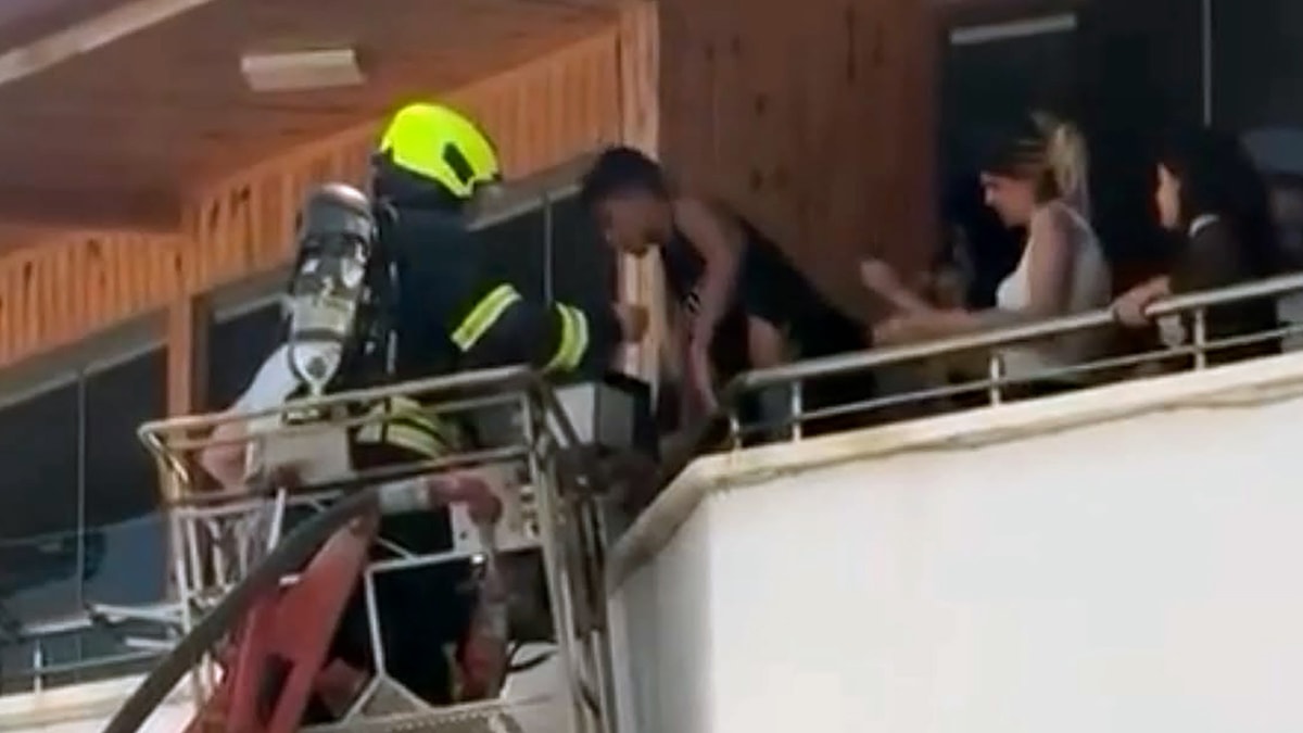 Otel odasında yangın! Mahsur kalan 9 kişi kurtarıldı