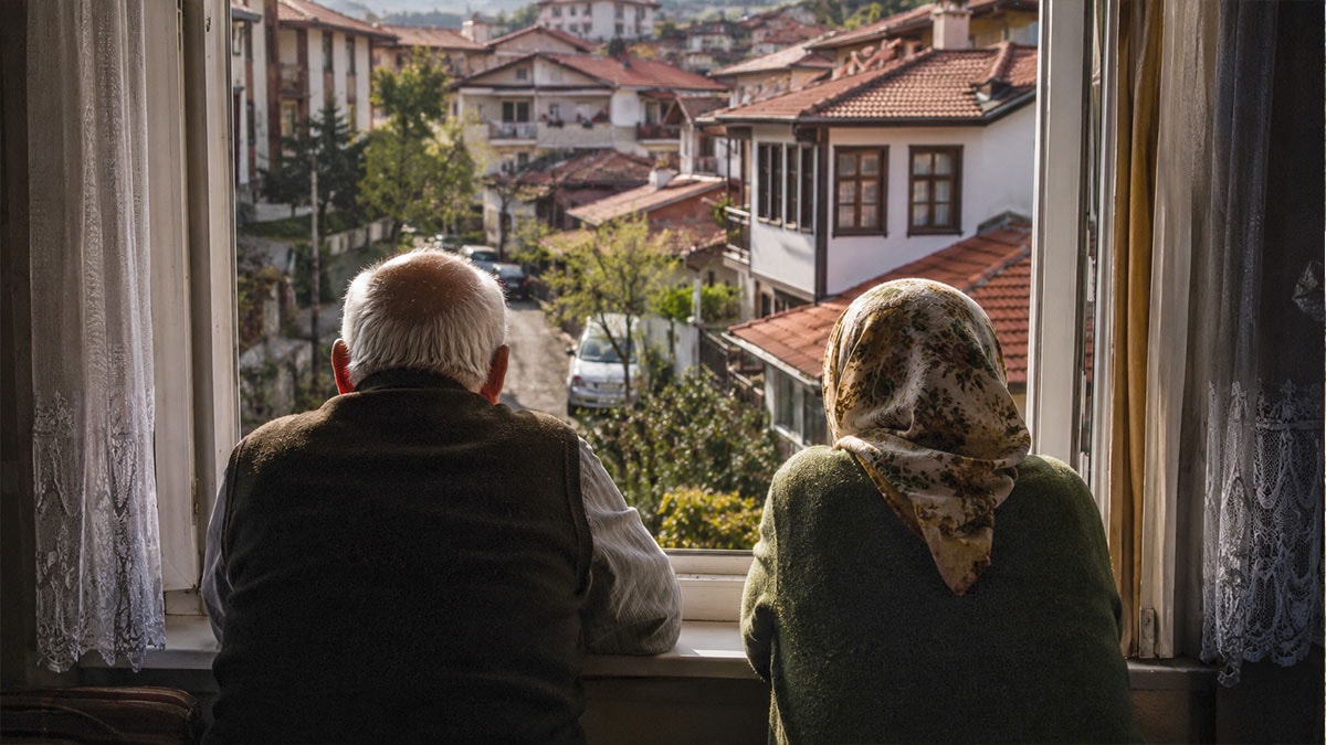 Psikologlar yaşlıların neden saatlerce pencereden bakmayı sevdiklerini açıkladı 