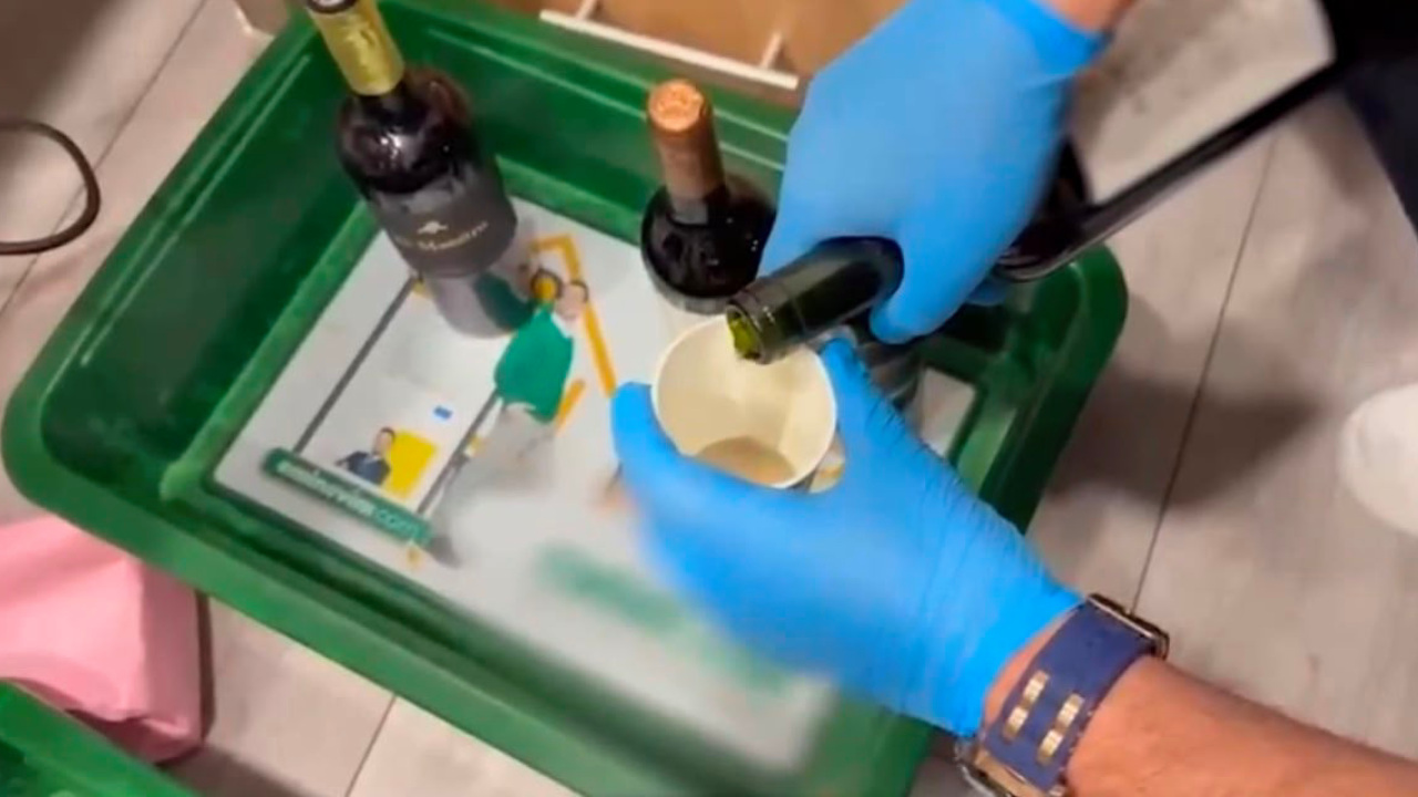 Sabiha Gökçen'de yakalandı: Şarap şişelerinden uyuşturucu fışkırdı!