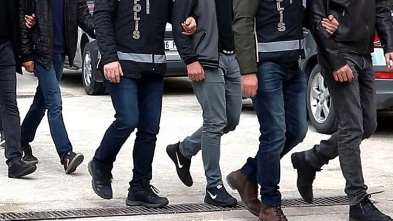 Adana'da dolandırıcılık operasyonunda yakalanan 4 zanlı tutuklandı