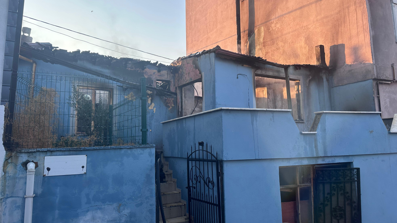Çanakkale'de bir evde çıkan yangında 1 kişi yaralandı