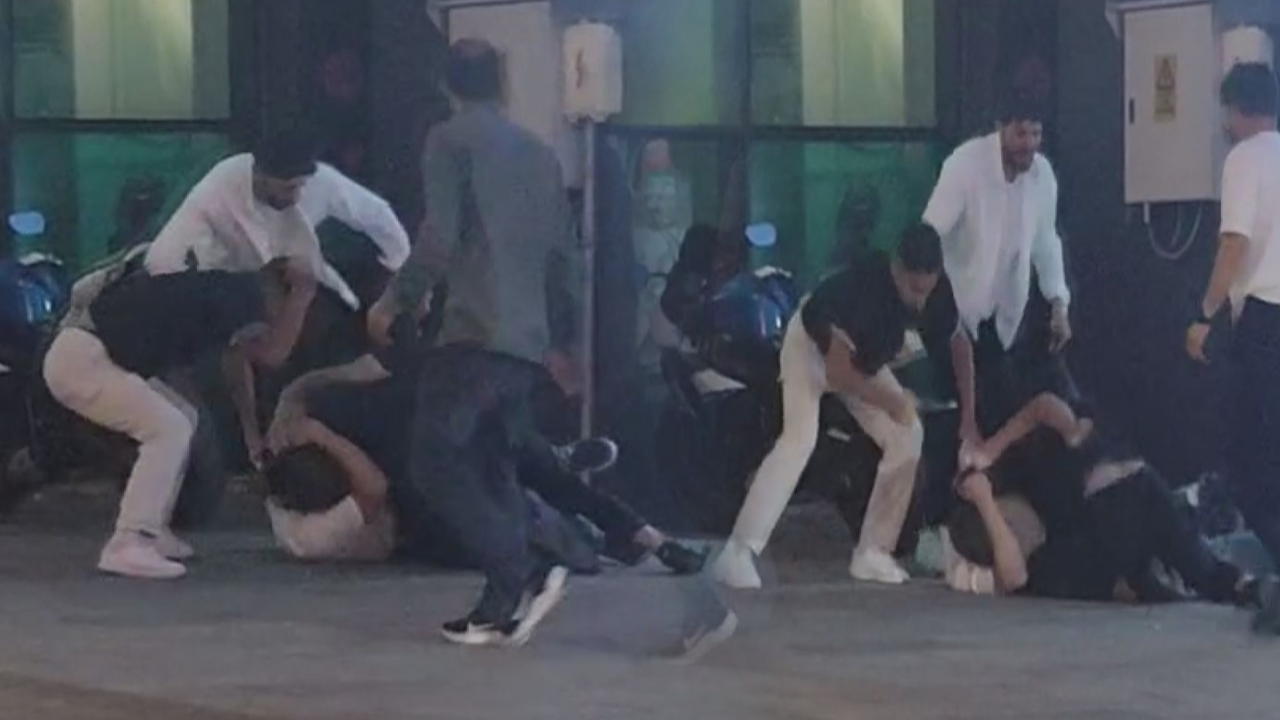 Arnavutköy'de gençlerin kavgası: Tekme ve yumruklar havada uçuştu!