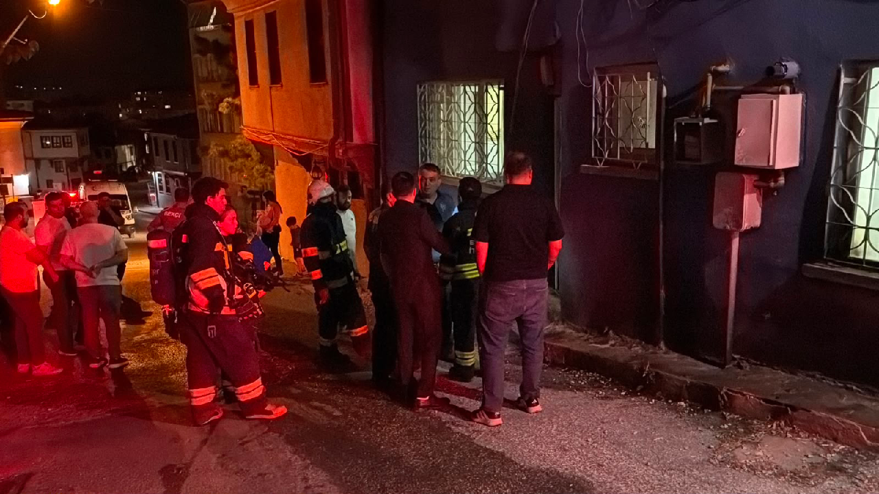 Eskişehir'de korku dolu anlar! Kapüşonlu şahıs evi benzin döküp ateşe verdi