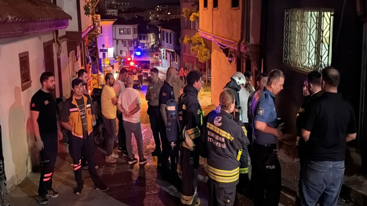 Kapüşonlu şüpheli evin önüne benzin döküp ateşe verdi