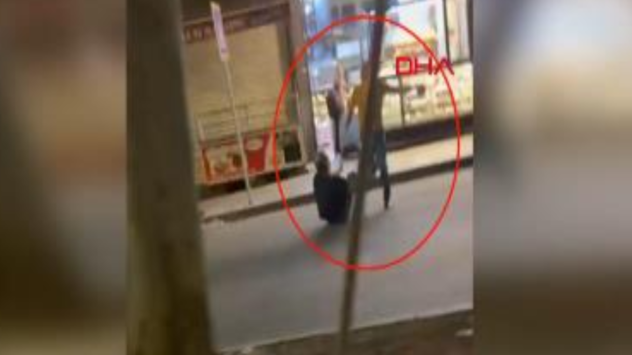 Durak anlaşmazlığı yaşayan taksiciler birbirine girdi