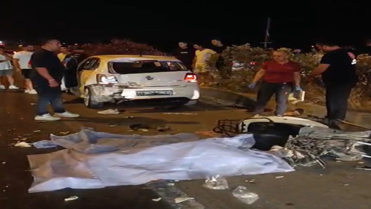 Motosiklet, emniyet şeridindeki otomobile çarptı; 1 ölü, 1 yaralı