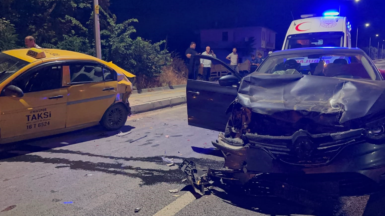 Alkollü sürücünün kullandığı otomobil taksiye çarptı