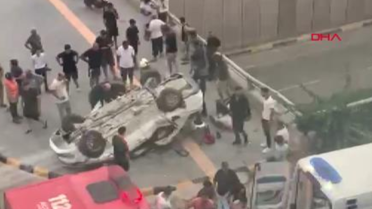 Hatay'da facia! Bariyerlere çarpan araç devrildi... 2 ölü, 3 yaralı
