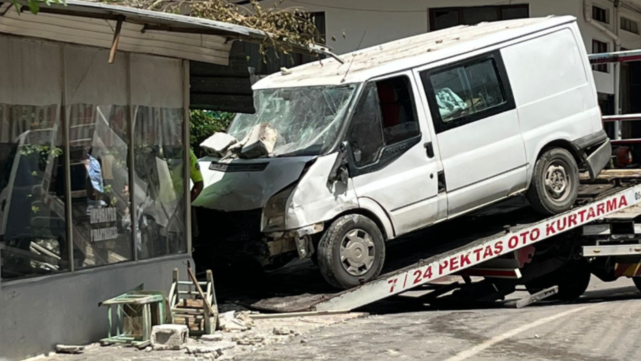 Muğla'da feci ölüm! Kıraathanede otururken minibüsün altında kaldı