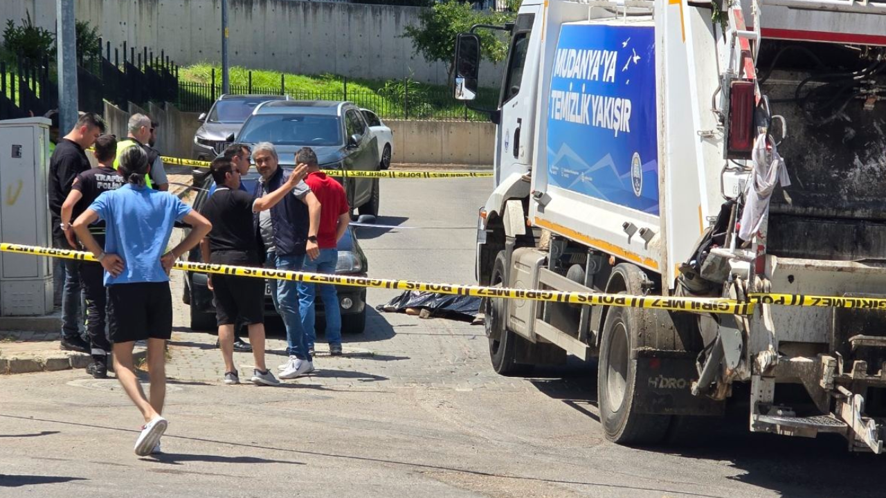 Bursa'da feci olay! Çöp kamyonunun altında kalarak can verdi