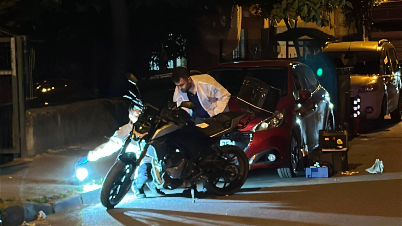 Sokak ortasında silahlı saldırı: Şüpheliler çalıntı motosikletle kaçamadı