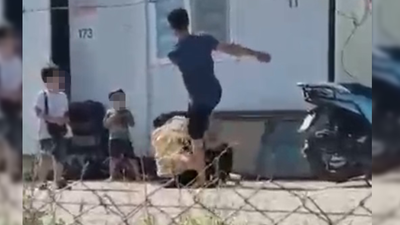 Karısını yere yatırıp çocuklarının gözü önünde tekme tokat dövdü