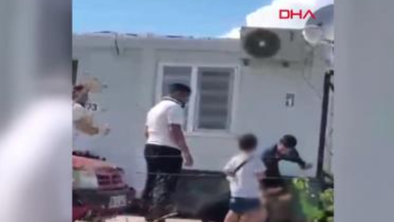 Elinde bıçakla yere yatırdığı eşini dövdü