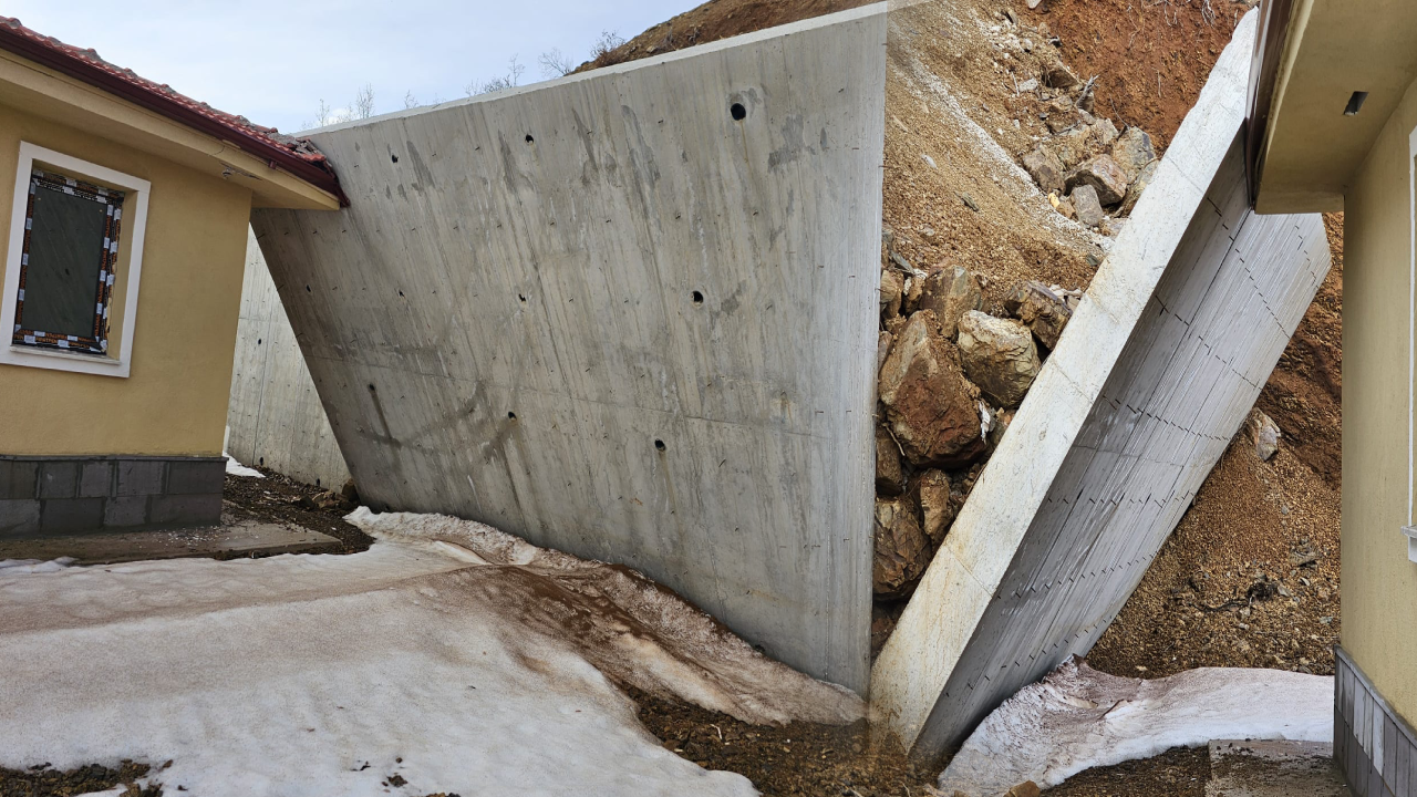 Teslim edilen deprem konutları yaşanmaz çıktı: Çatılar akıyor, elektrik, altyapı yok