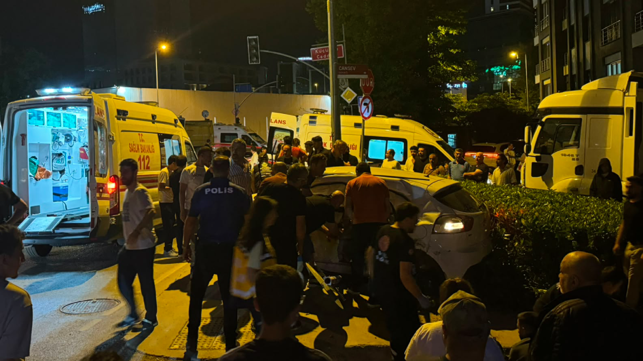Hafriyat kamyonu otomobili savurdu: Biri ağır, 4 yaralı var!