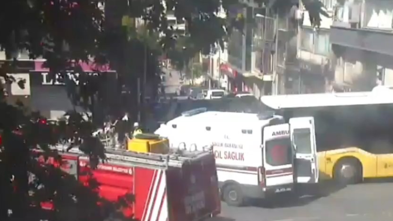 İETT otobüsü ambulansa çarptı: Yaralılar var
