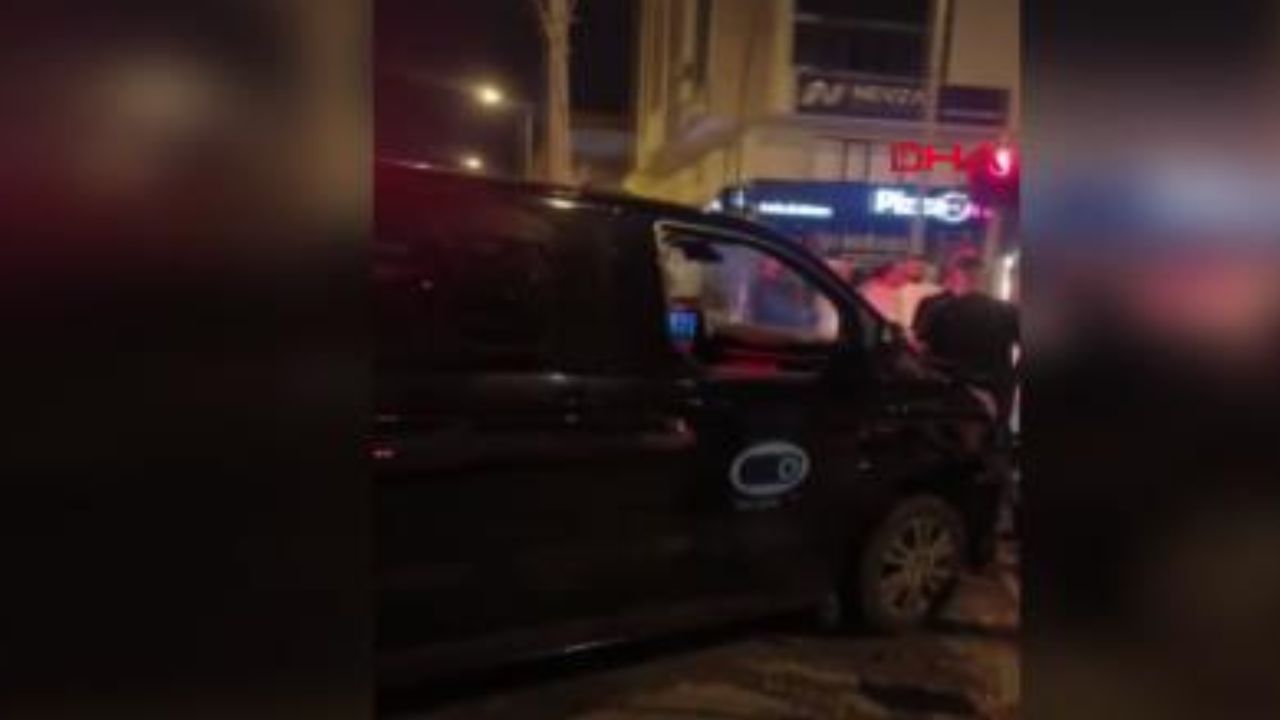 Antalya'da kavşakta feci kaza: Refüje çıkan araç hurdaya döndü