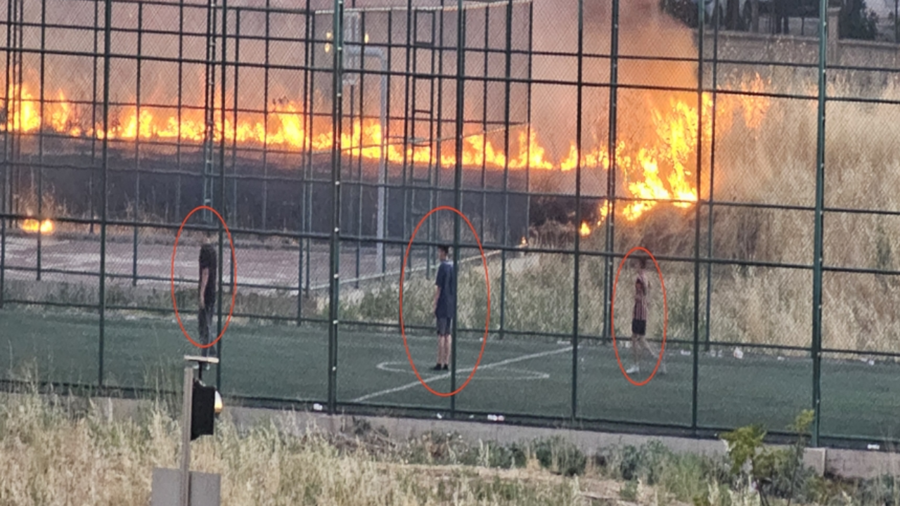 'Pes' dedirten futbol ateşi: Yangına rağmen oynadılar