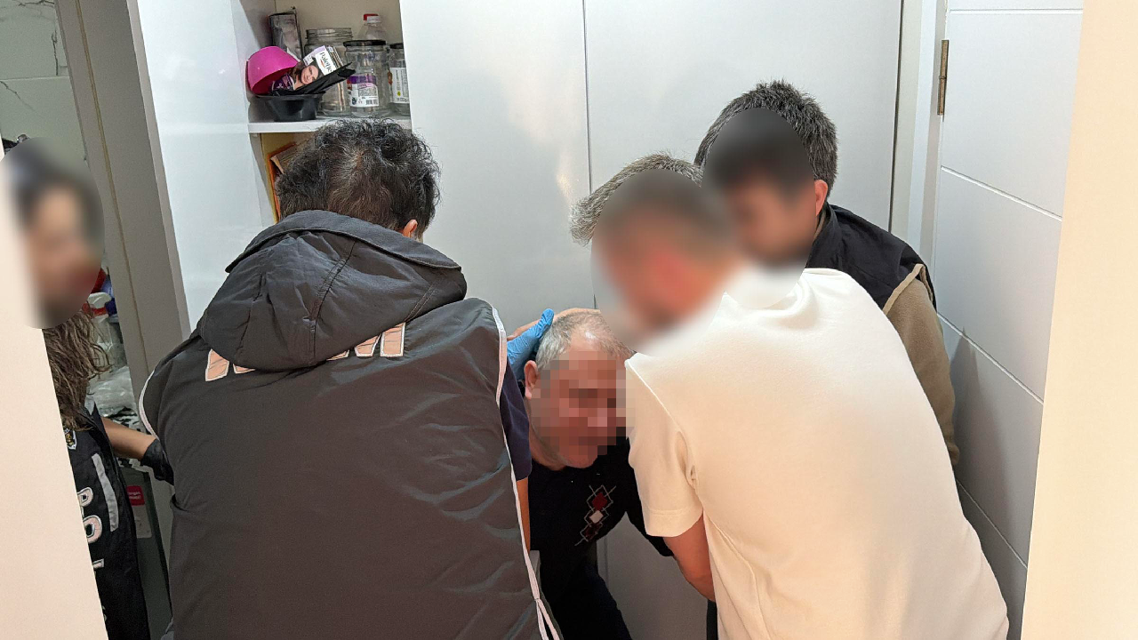 FETÖ'nün sözde 'köyler abisi' çamaşır makinesinin arkasından çıktı