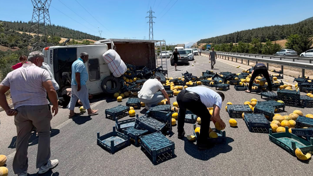 Tonlarca kavun yola saçıldı