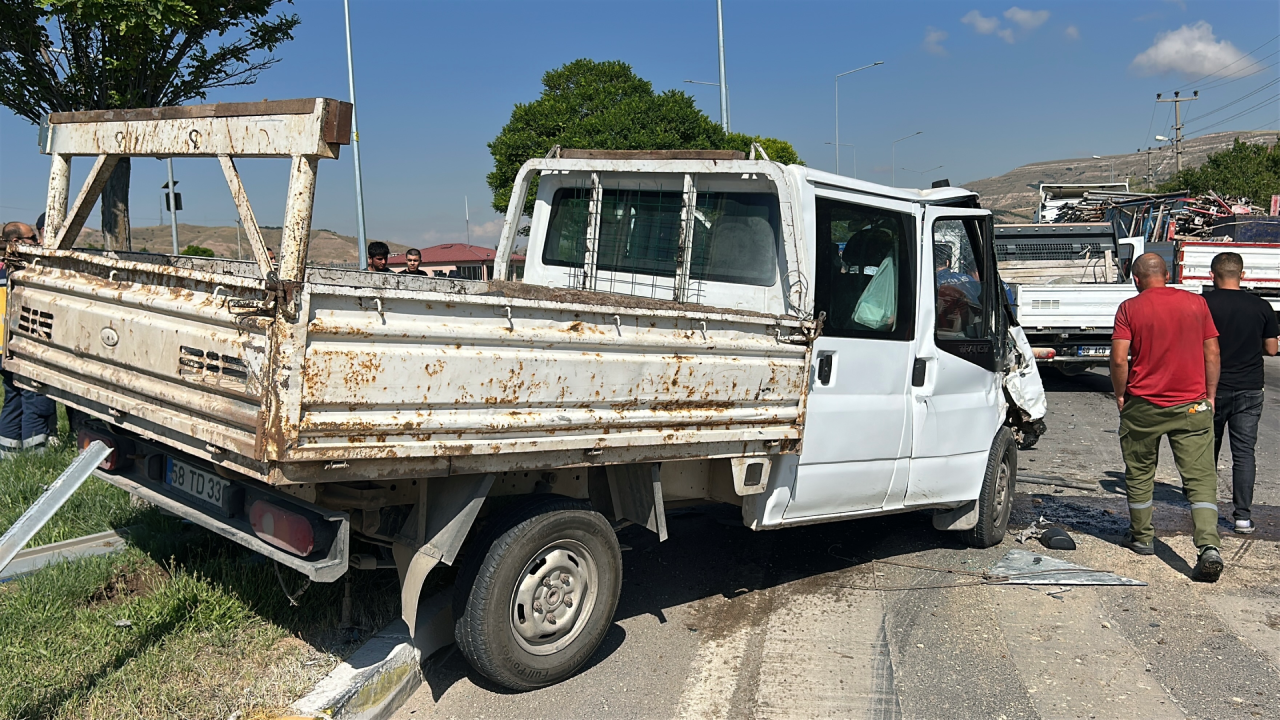 Sivas'ta iki kamyonet kavşakta çarpıştı: 5 yaralı