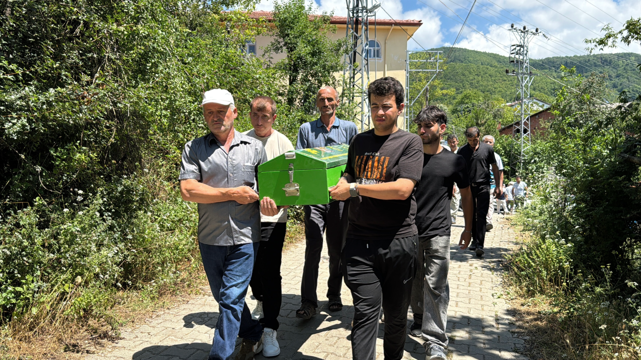 Karabük'te 3 evi kül eden yangın faciası: Berkant bebeğe hüzünlü veda