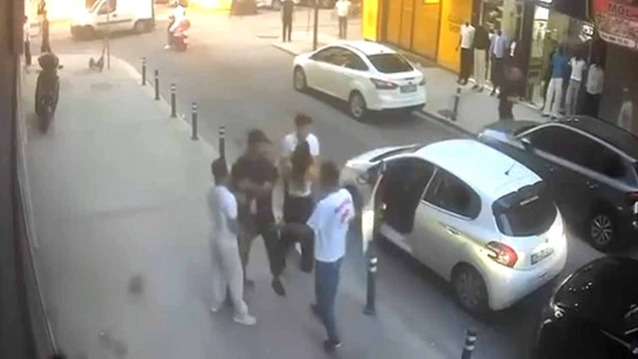Avcılar'da trafikteki yumruklu kavga kamerada