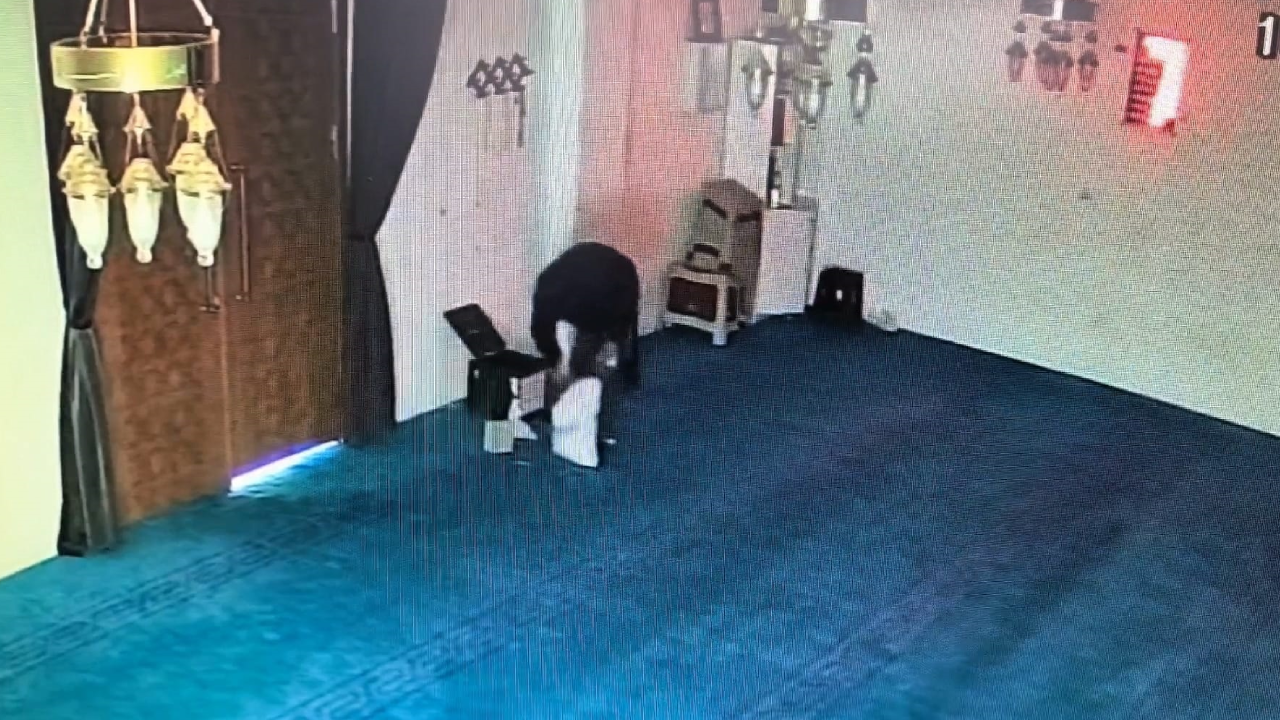 Camideki yardım kutusunu kaldırım taşıyla kırıp 100 bin TL çaldı