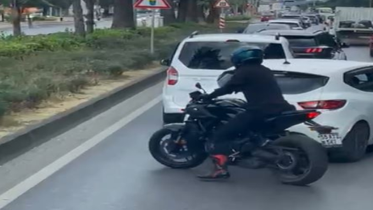 Motosiklet sürücüsü, vakaya giden itfaiye aracına yolu açtı