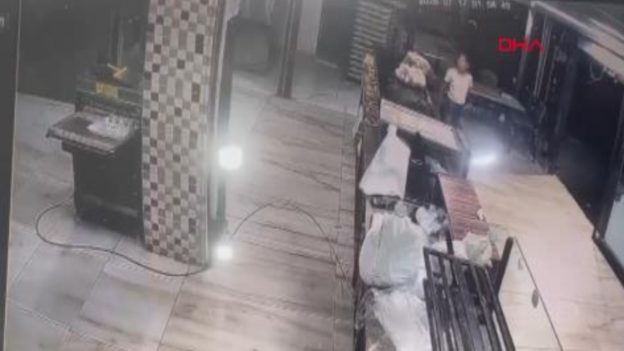 Fırının kasasından 10 bin lira çaldılar; o anlar kamerada