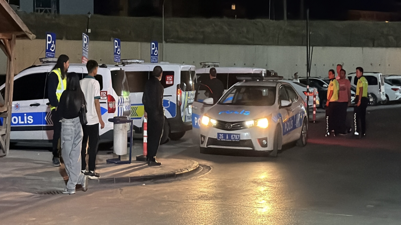Eskişehir'de ihtara uymayıp kaçan motosikletli, bekçiye çarptı!
