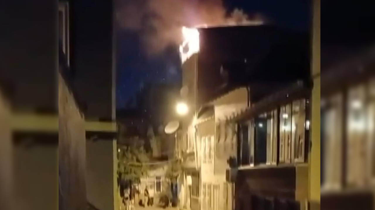 Fatih'te 4 katlı binanın çatısında yangın: İtfaiye eri yaralandı