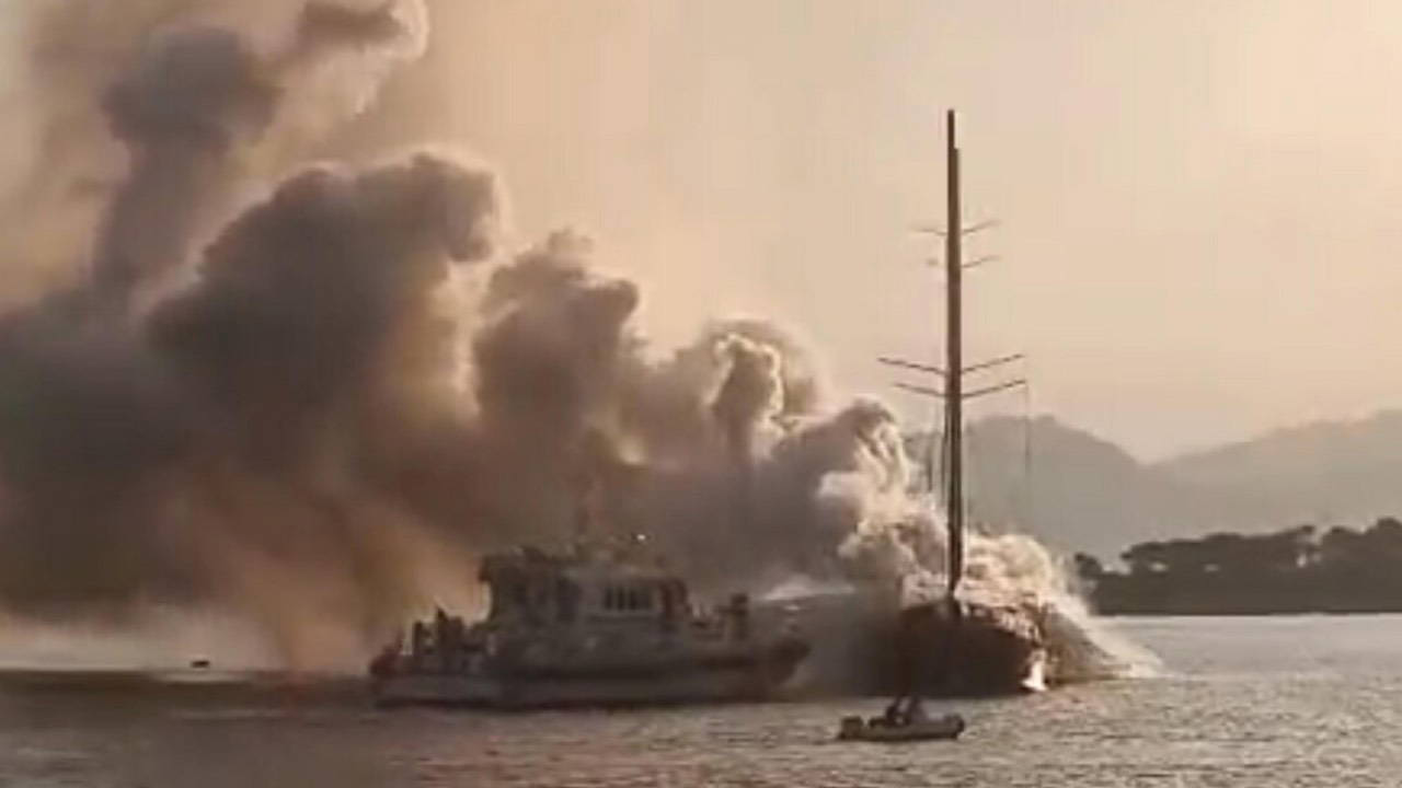 Göcek açıklarında tekne yanarak battı: İçinde yolcular da vardı
