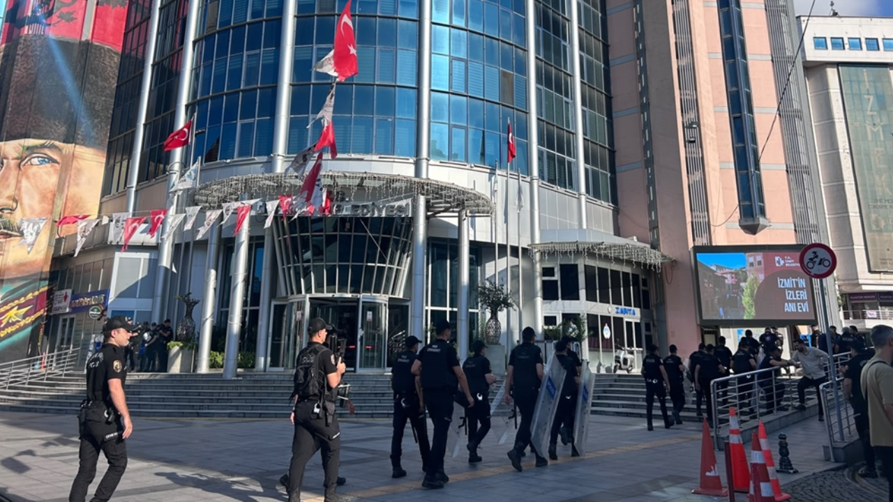 İzmit Belediyesi'ndeki polis araması sona erdi: "Belediye yine seçilmiş iradeye teslim edilecek"