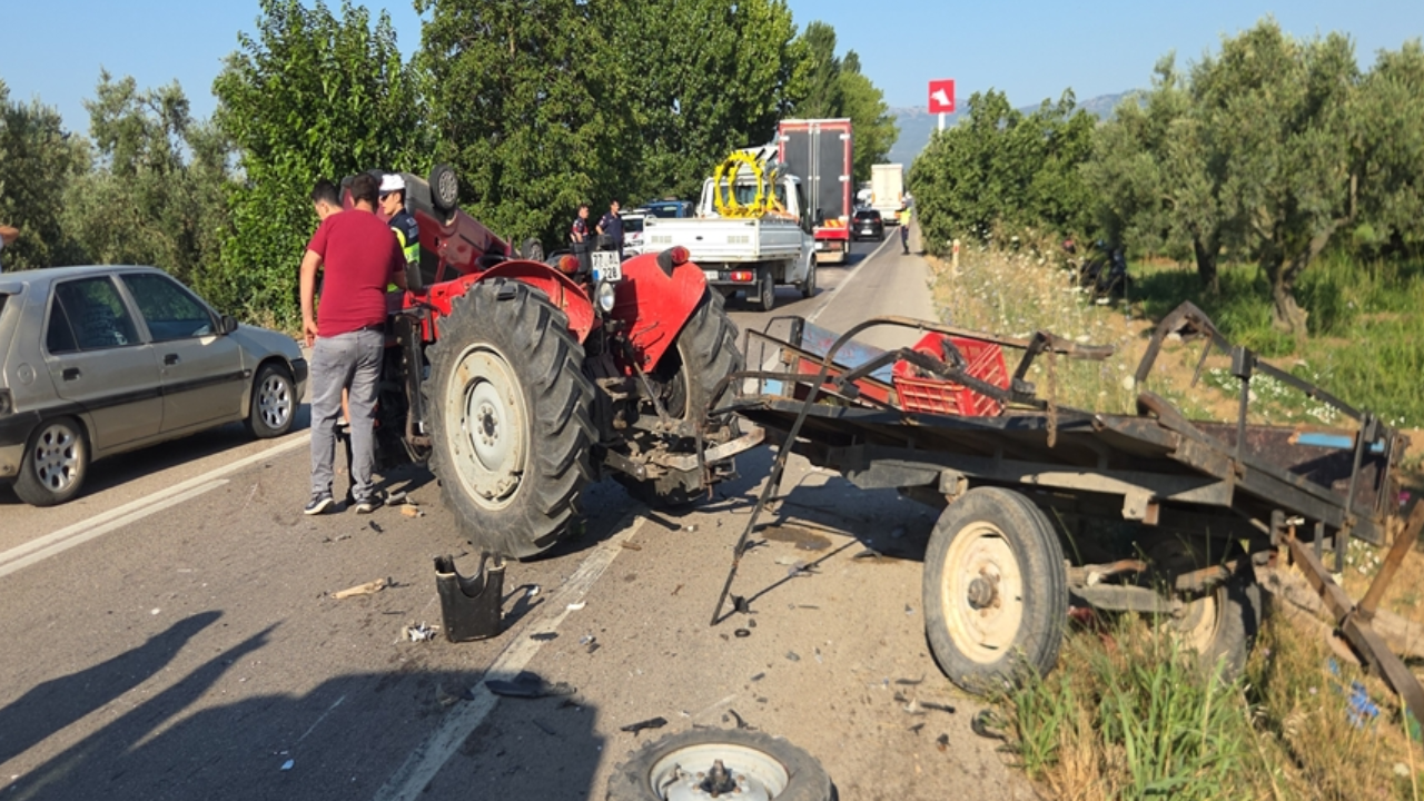 Hafif ticari aracın çarptığı traktördeki çift yaralandı