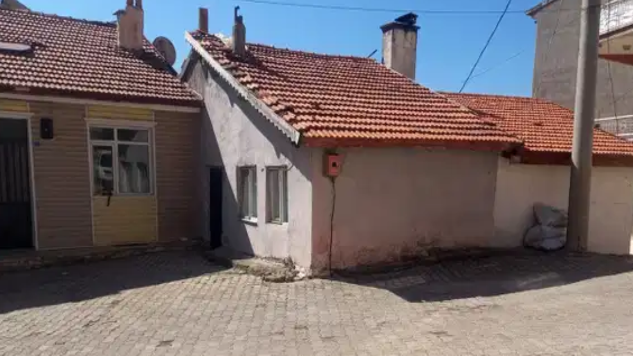 Gürültü kavgasında komşusunu öldürdü! Kızını yaraladı