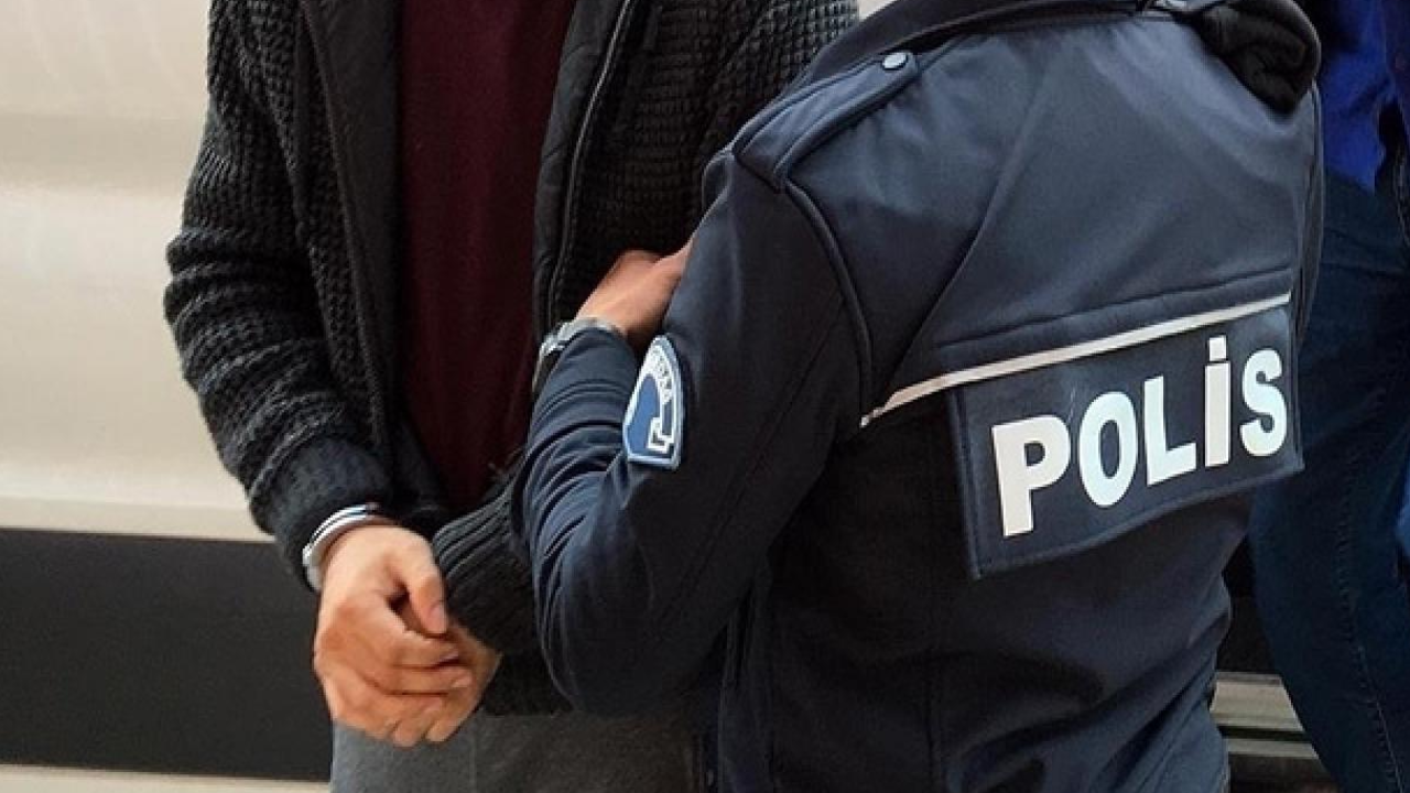 Parkta uyuşturucu satarken yakalandı!