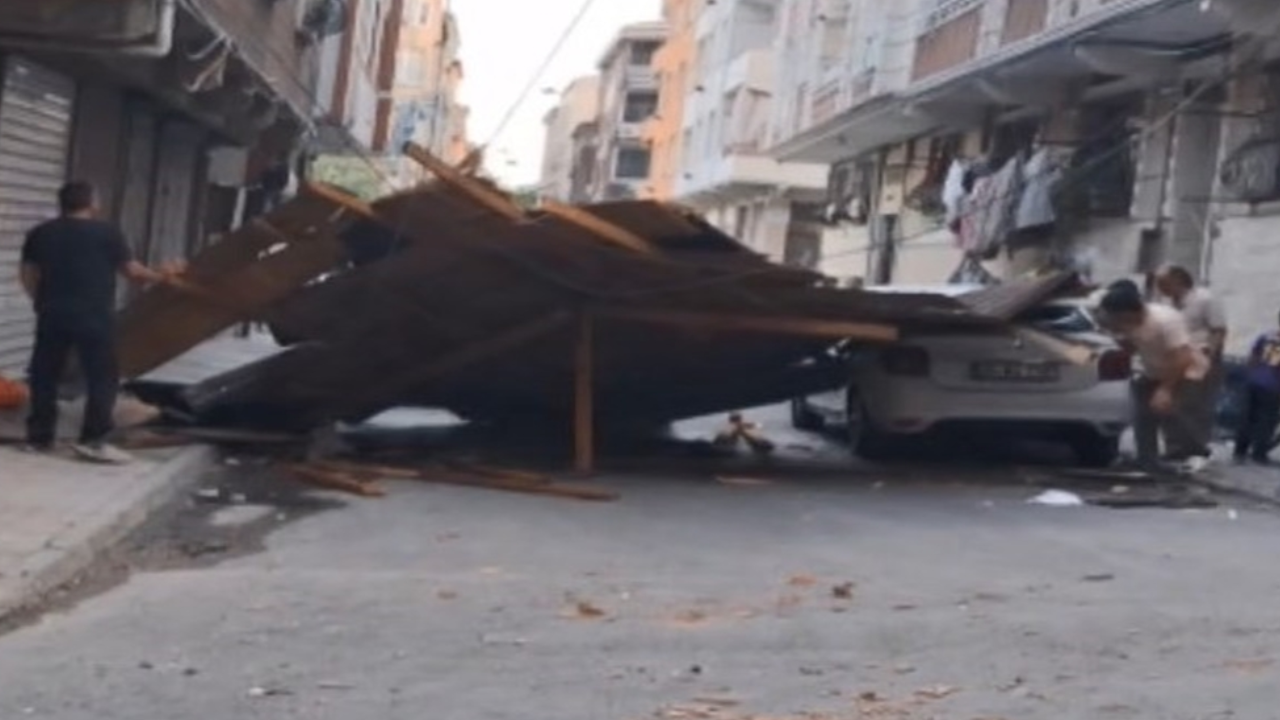 Esenler'de çocuklar fırtınada uçan çatının altında kalmaktan son anda kurtuldu