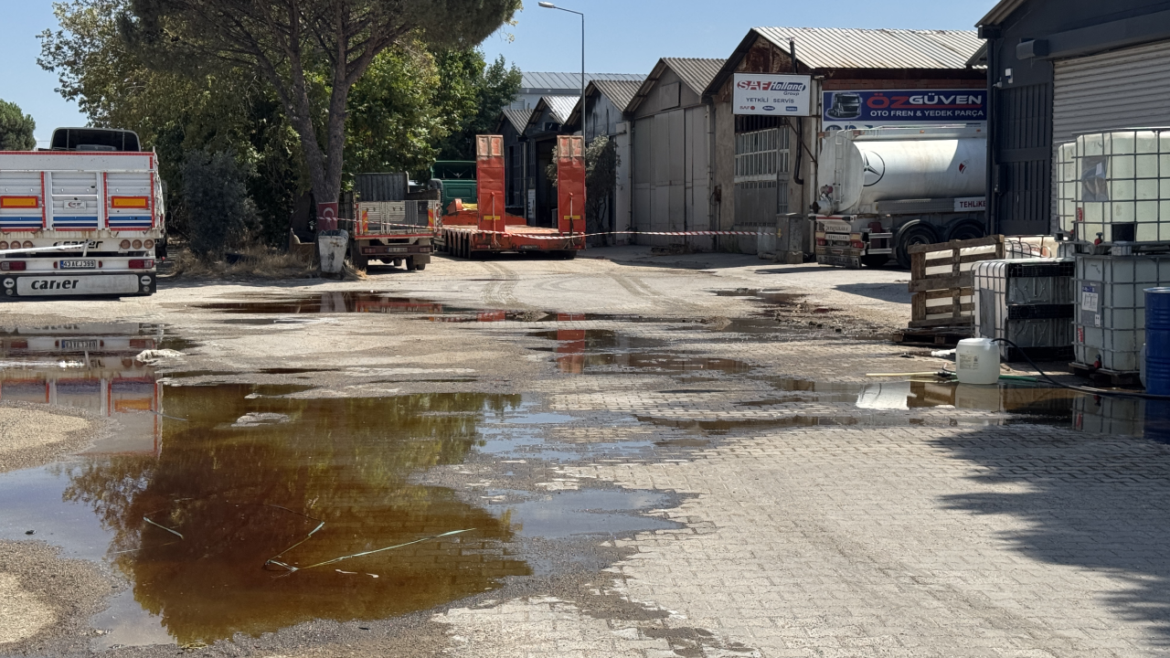 Balıkesir'de tır bidonlara çarptı: Yola saçılan kimyasaldan etkilenen 5 kişi hastanelik oldu