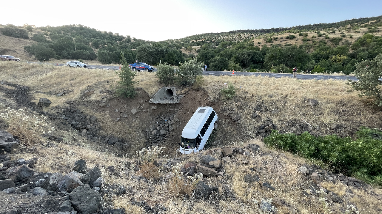Siverek'te tarım işçilerini taşıyan minibüs şarampole devrildi: 4 yaralı