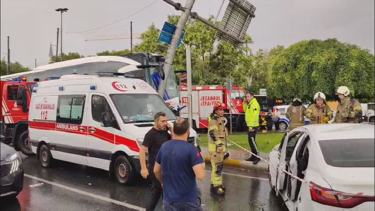 İstanbul'da feci kaza: 30 kişi yaralandı!