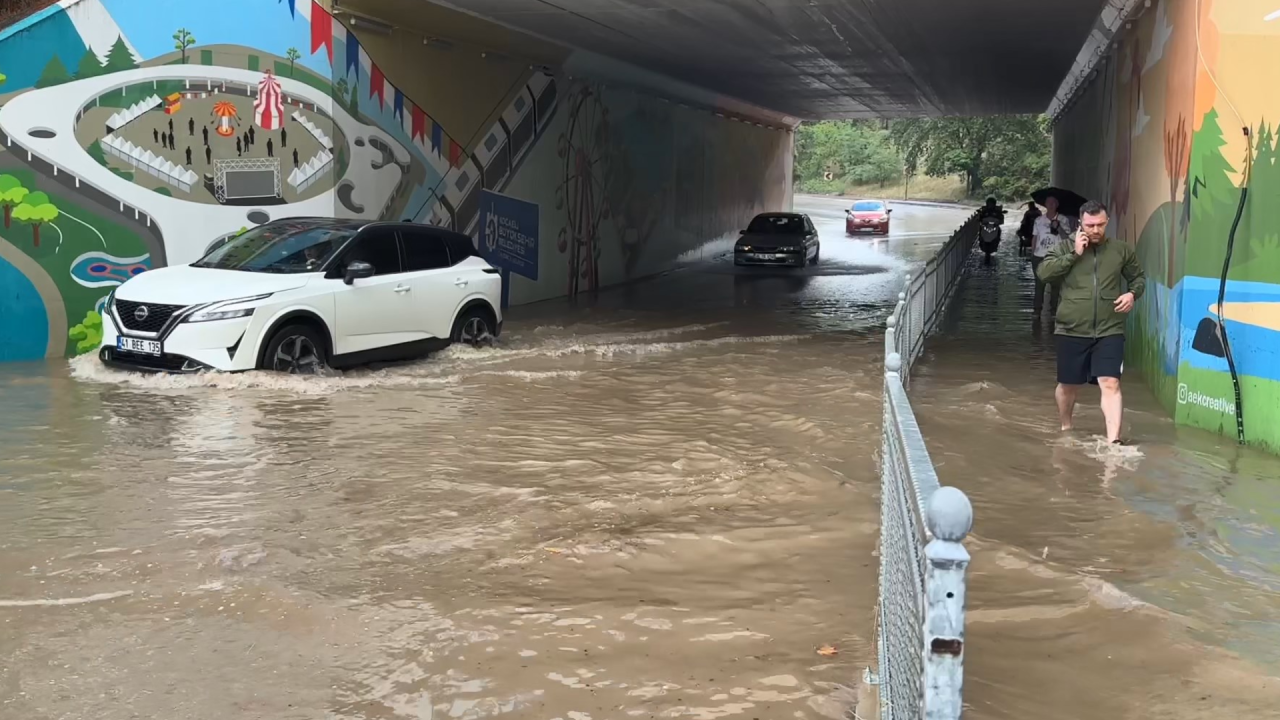 İzmit'te yağış hayatı olumsuz etkiledi: Alt geçit suyla doldu
