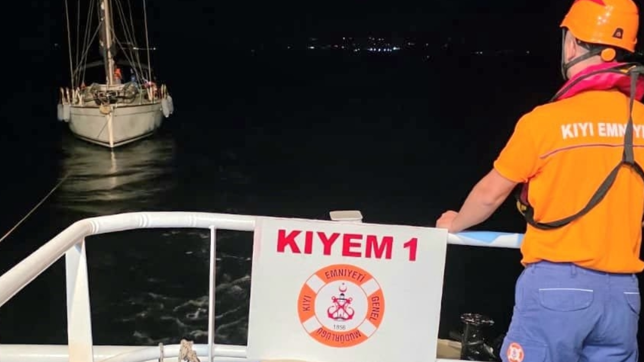 Bozcaada açıklarında makinesi arızalanan tekne kurtarıldı