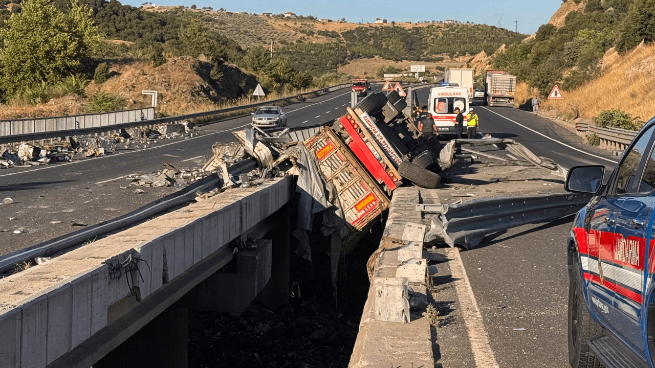 Uşak'ta feci ölüm! TIR'dan nehre uçtu