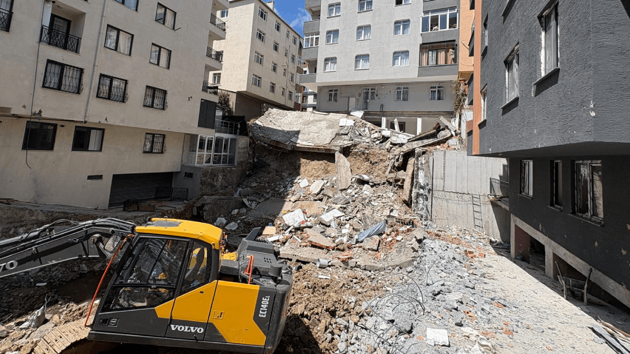 Kağıthane'de kentsel dönüşüm kapsamında inşaat sırasında iş makinesi yan binanın balkonuna zarar verdi. Ev sahibi Burak Eşcan, 'Deprem oluyor zannettik' dedi.